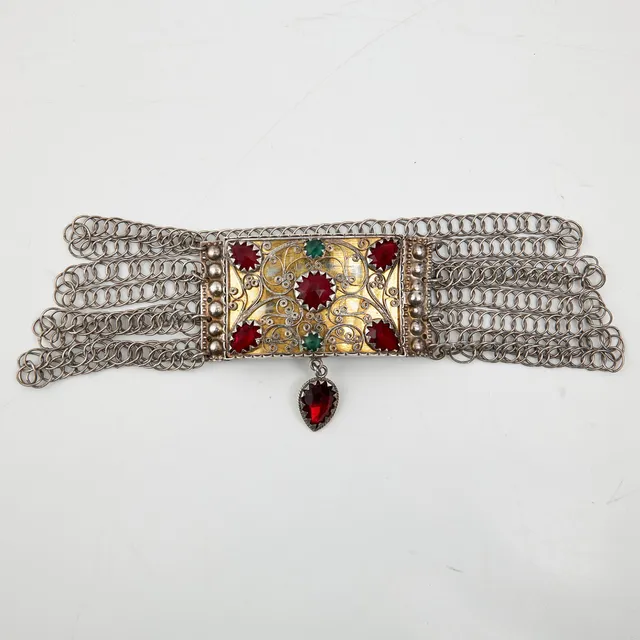 HALSLÅS, silver, fasetterat glasfluss i rött och grönt, 4 kedjor samt med droppformad hängande kläpp, Anders Nilsson (1899-1927)(1975), Lund 1905.