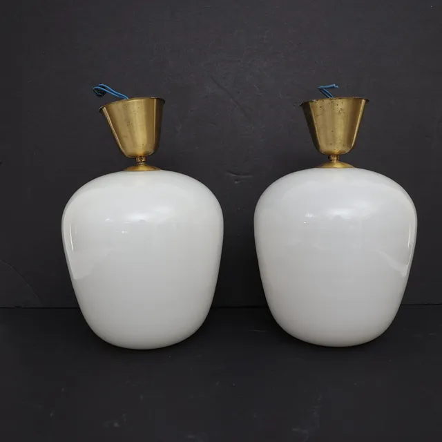 TAKLAMPOR ETT PAR, Asea, 1940-tal, Swedish modern, fästen i mässing, kupor av vittonat glas.