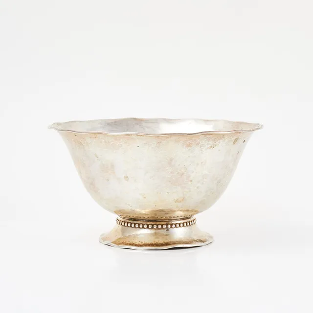 C.G HALLBERG, skål på fot, silver, hamrad dekor, pärlbård runt fot, Stockholm, 1949.