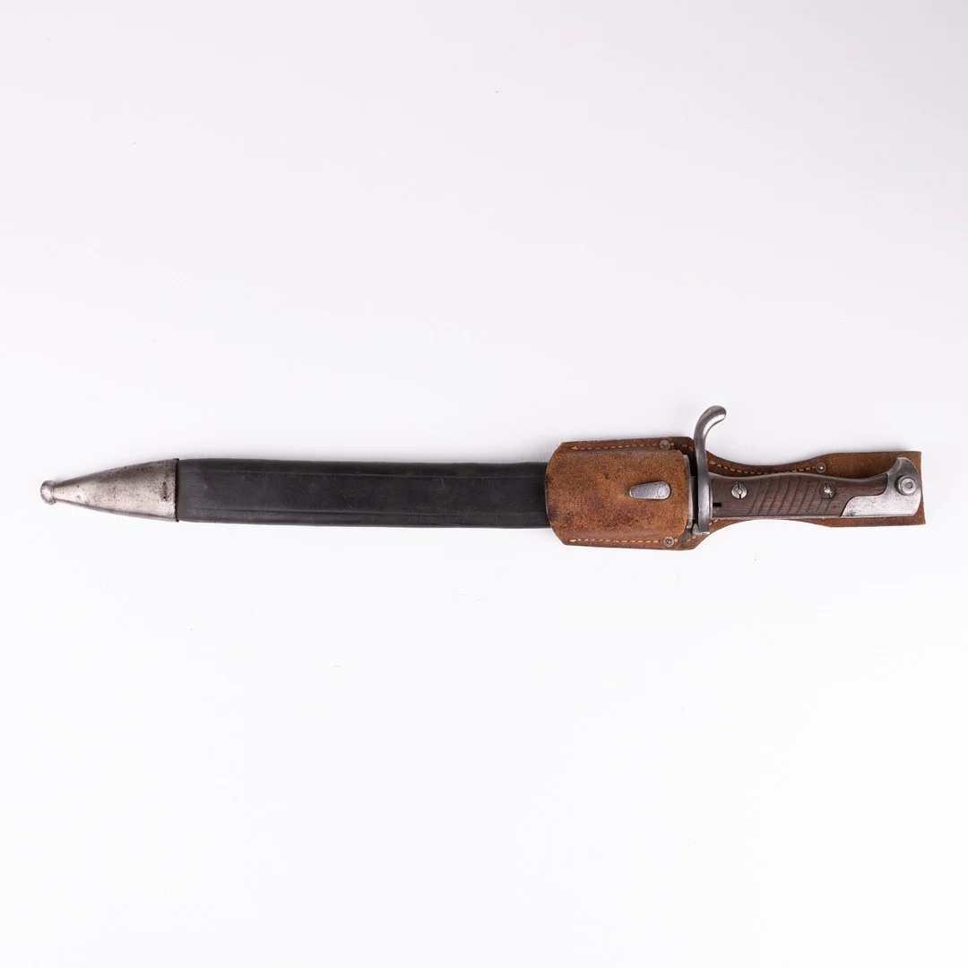 BAJONETT, m/1898-05 sågtandad, Tyskland, 1900-tal. — Edged weapons — Kurage Auktion