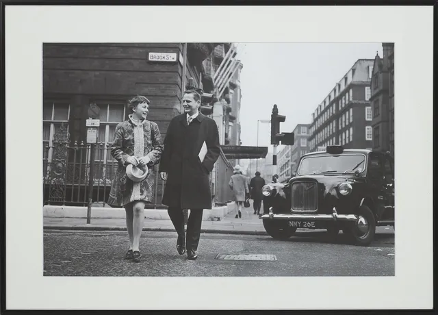 ROLF ADLERCREUTZ. Paret Olof och Lisbeth Palme, London 1970, arkivbeständig bläckstråleutskrift på bomullspapper, à tergo signerad, numrerad nr 1/20.