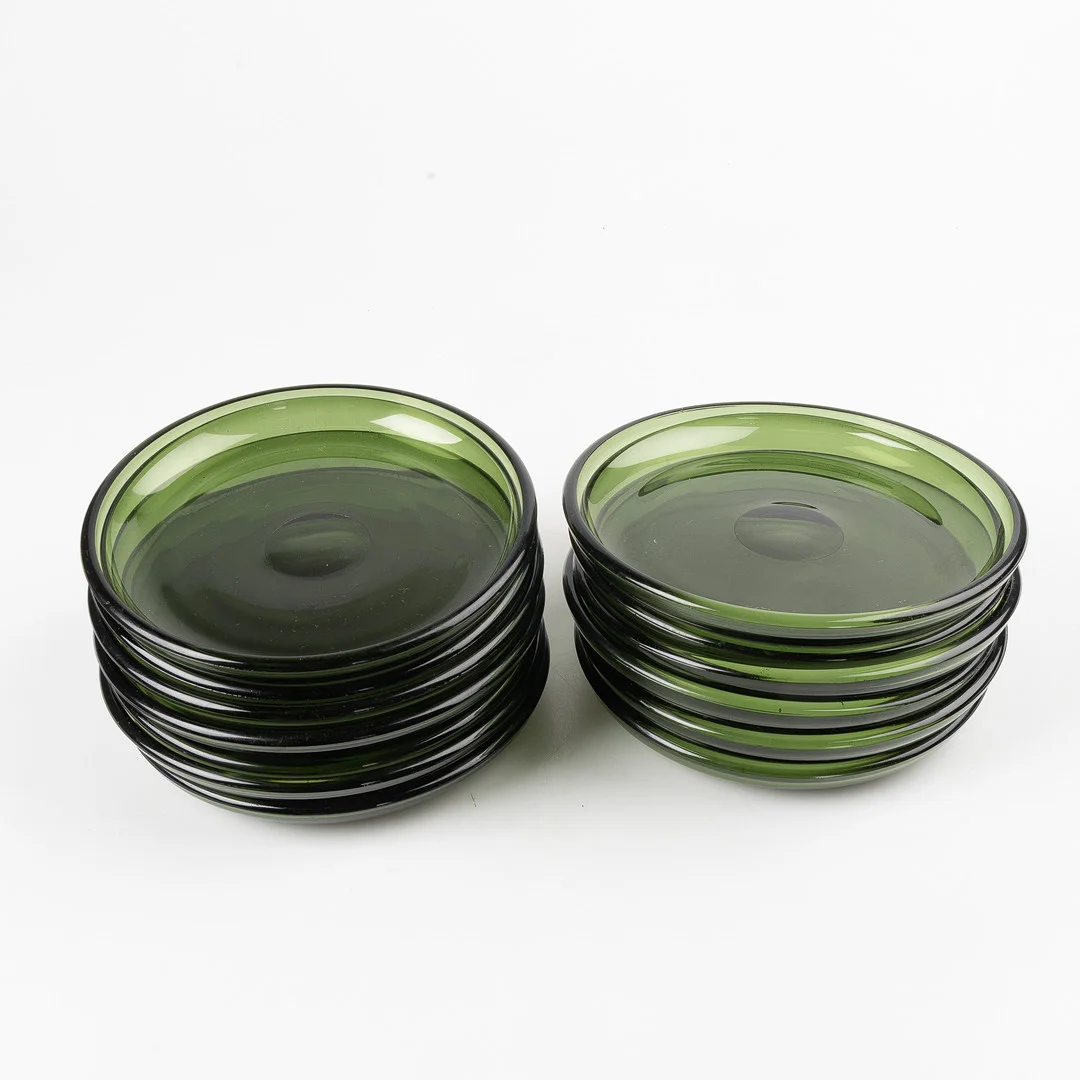 JOSEF FRANK. Assietter, 13st, grönt glas, Reijmyre Glasbruk för Firma Svenskt Tenn. — Utility glass — Stockholms Auktionsverk Helsingborg