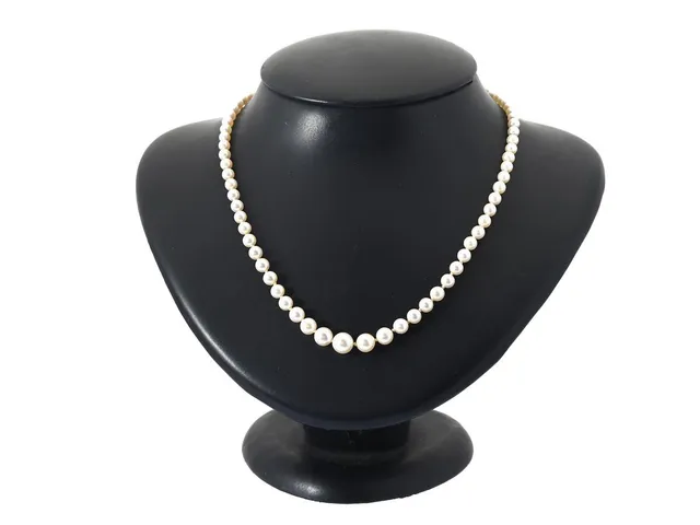 PÄRLCOLLIER, odlade pärlor, doserade ca 3-7 mm, lås i silver med paste, längd 56 cm, vikt 13,6 g.