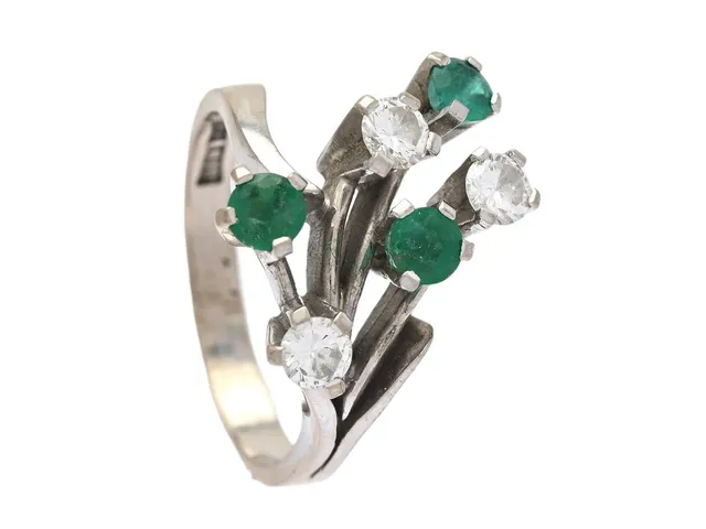 RING, 18K vitguld, smaragder, briljantslipade diamanter 0,42 ctv, ca TW-W/VS-SI, Alton, Falköping 1976, stl 17,25 mm, vikt 6,2 g, smaragder med inneslutningar som når ytan och nagg.