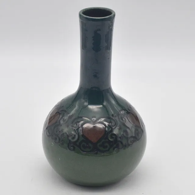 VINTAGE VASE, HANDBEMALT UND HANDGEMACHT, HERZDEKOR AUF GRÜNEM GRUND, UM 1950.