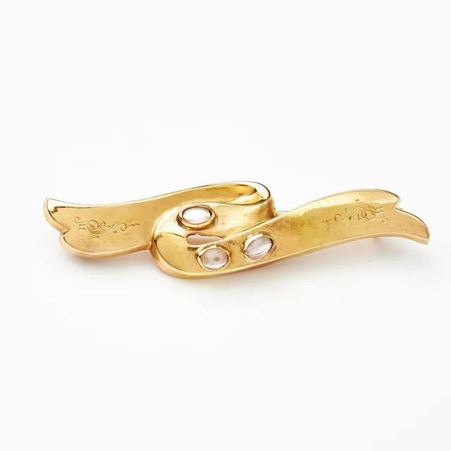BROSCH, 18 k guld, graverad dekor med 3 cabochonslipade månstenar, Gustaf Dahlgren & Co, Malmö 1923.