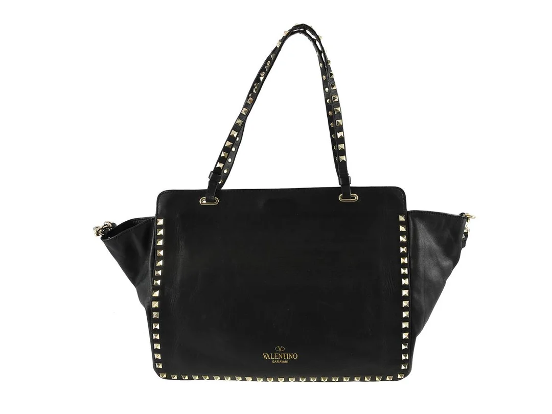 VÄSKA, VALENTINO, Garavani, Rockstud, svart läder, silverfärgade beslag, nitar, 32x26x12 cm, avtagbar axelrem, slitage. — Accessoarer/Väskor — Kaplans