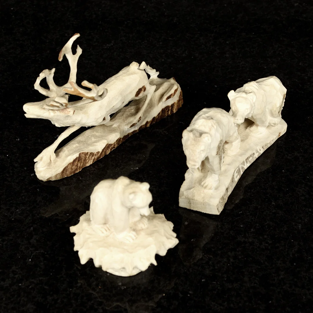 ERIK NORBERG. Skulpturer, Renhorn, 3st, 1900-tal. — Sami Arts & Crafts — Norrlands Auktionsverk