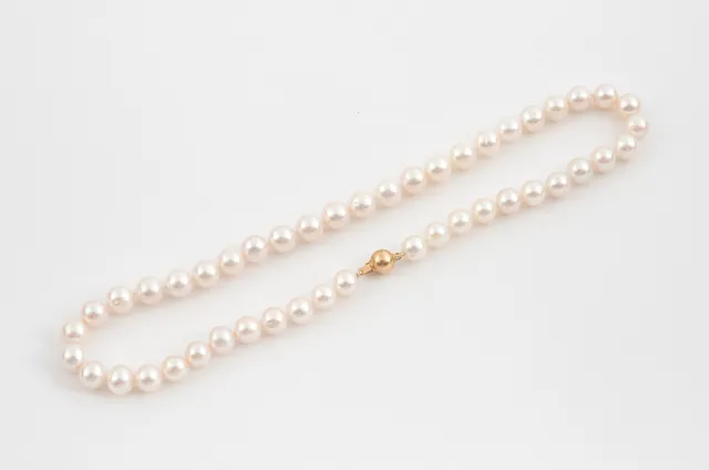 A SINGLE ROW UNIFORM CULTURED PEARL NECKLACE.