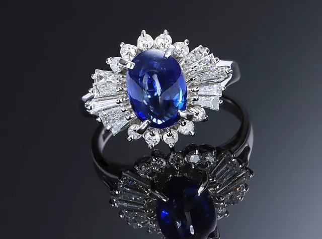 Safir- og diamantring af platin - i alt ca. 3.34 ct.