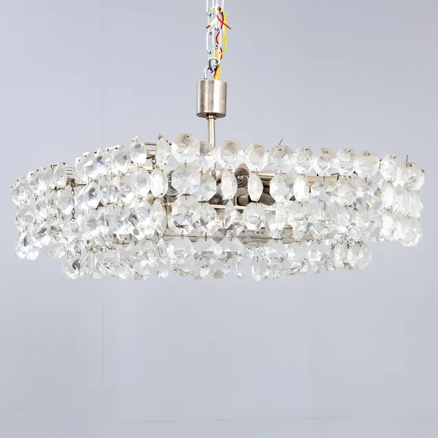 BAKALOWITS & SÖHNE. Deckenlampe / Kronleuchter mit Prismenbehang, Wien, um 1950 / 1960er Jahre.