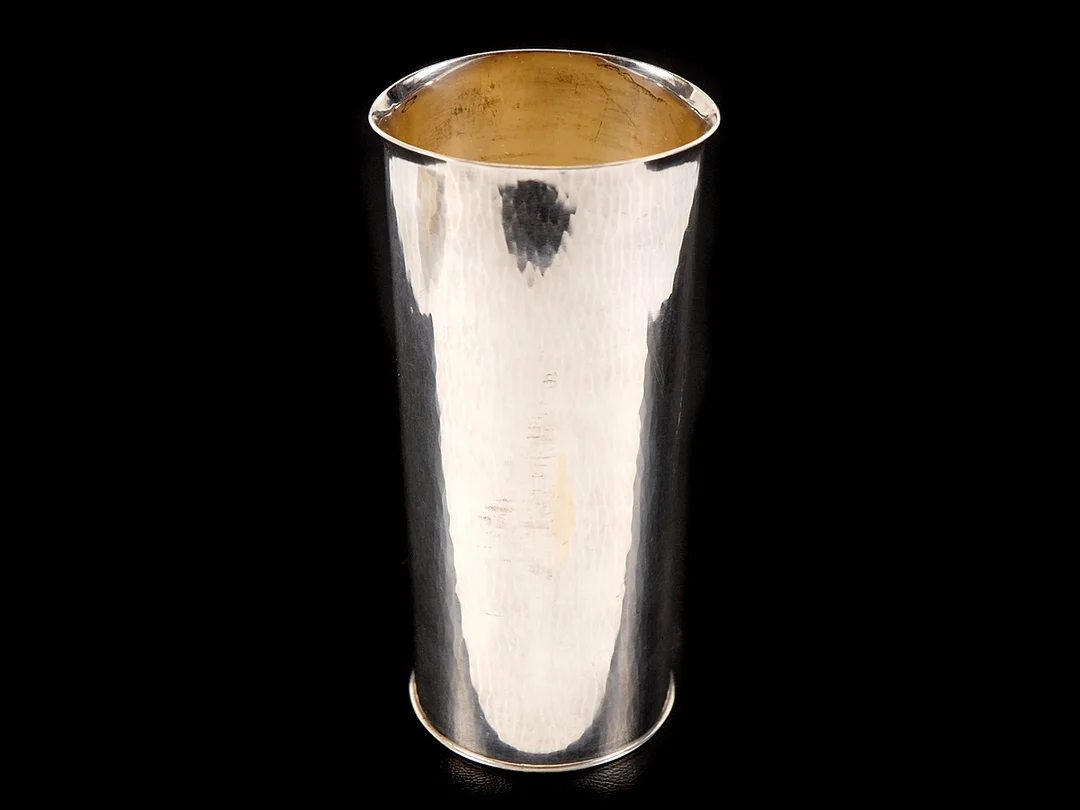 SIGURD PERSSON, vas, silver, höjd 13,5 cm, cylindrisk med rund bas och oval mynning, utsvängd mynningskant, vikt 248,4 g, Stockholm 1978, originalask, (d). — Silver/Vas — Kaplans