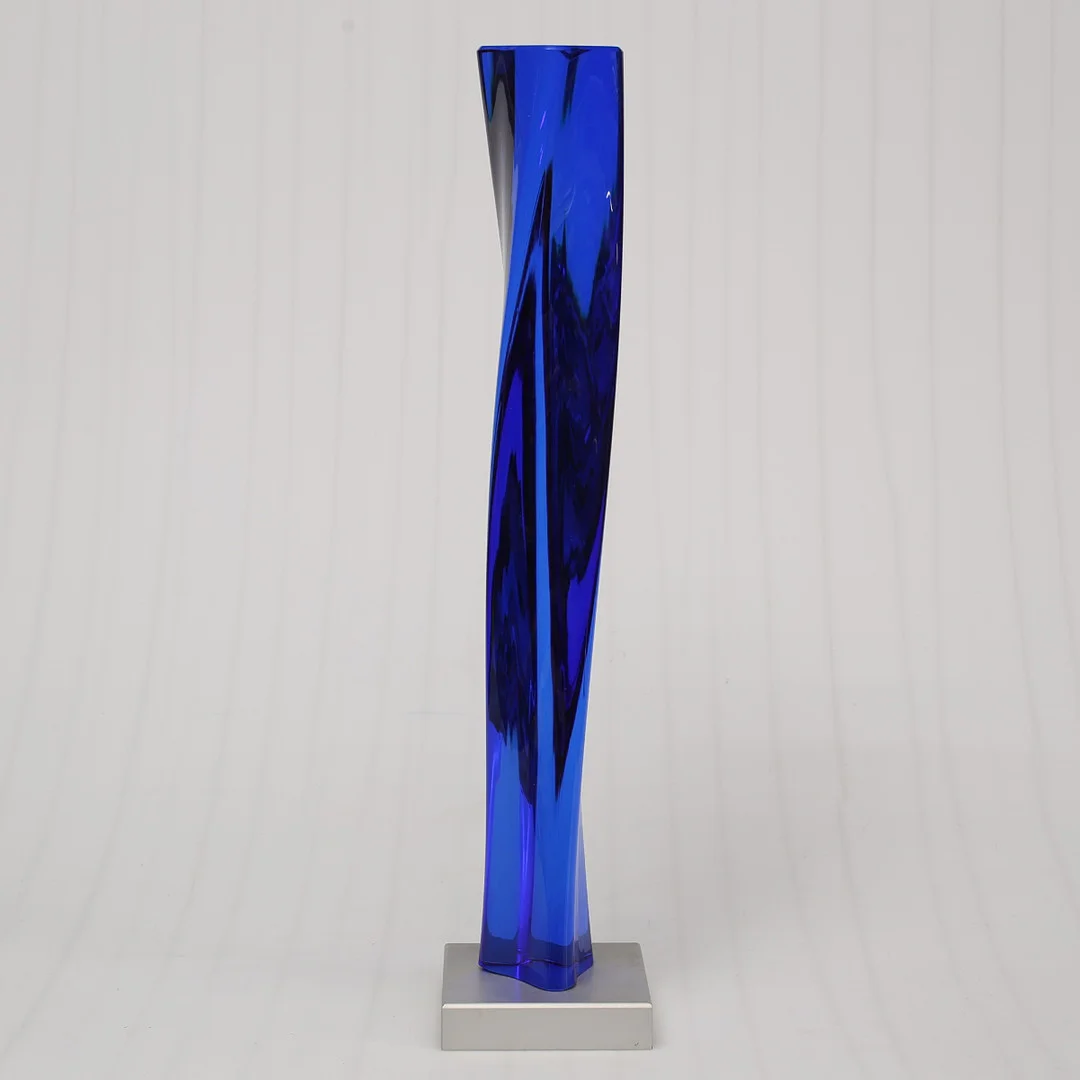 GÖRAN WÄRFF. Glasskulptur, spiralvriden triangulär form, unikat, signerad, Kosta Boda. — Art glass — Limhamns Auktionsbyrå
