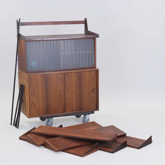 KAI KRISTIANSEN (1929-). Væghængt reolsystem af palisander, FM Reolsystem, Feldballe Møbelfabrik, Danmark, 1960'erne, (14).