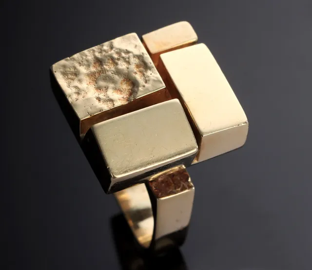 Jørgen Larsen. Kraftig geometrisk retroring af 14 kt. guld