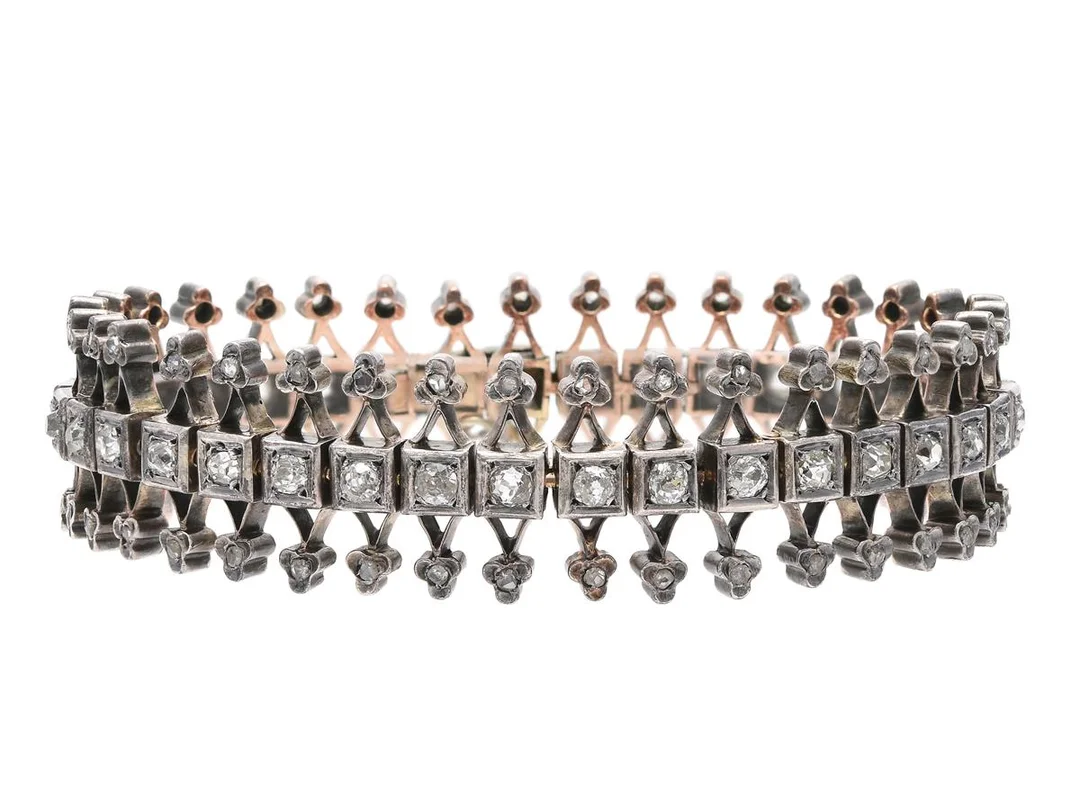 ARMBAND, silver/14K guld, antik- och rosenslipade diamanter ca 3,50 ctv, antik, franska kontrollstämplar, bredd 18 mm, längd 18 cm, vikt 41,3 g, flera diamanter har nagg och skador, senare säkerhetskedja i 18K vitguld. — Smycken/Armband — Kaplans