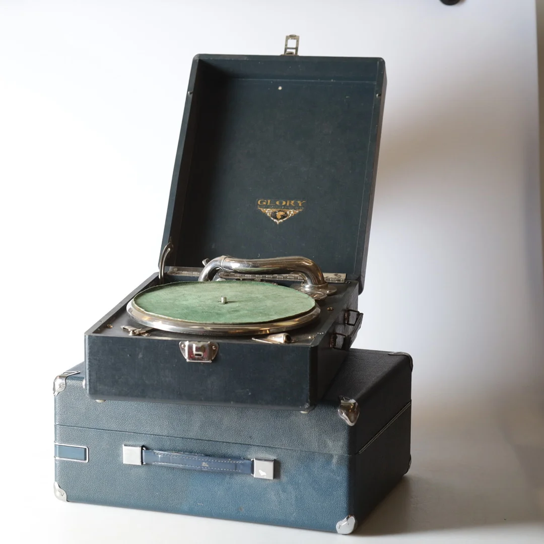 RESEGRAMMOFONER, 2 st. Delvis His Masters Voice, England, 1900-tal. — Technica & Nautica — Gomér & Andersson Nyköping