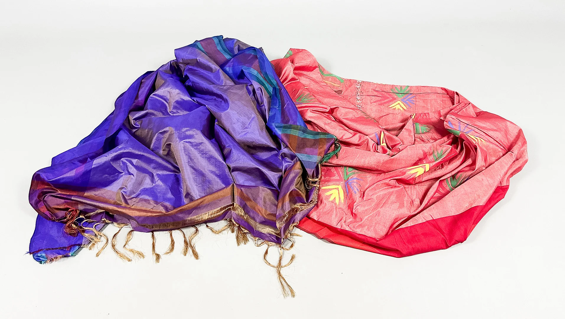 TYGER för SARI, 2 st, Indisk silke, Handmålat. — Textiles — Auktionshuset STO Bohuslän