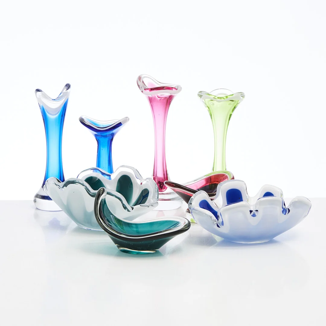 PAUL KEDELV. VASER, 4 st., SKÅLAR, 4 st., "Coquille", Flygsfors, 1950-tal, signerad "Flygsfors". flerfärgat glas. — Art glass — Stockholms Auktionsverk Magasin 5