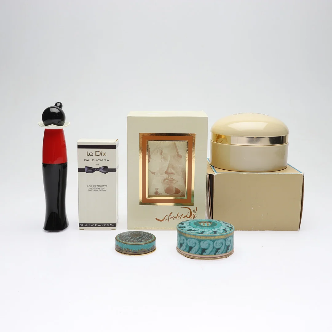 PARFYMFLASKOR samt PUDER,6 delar, b.la. Balenciaga, 1900-tal. — Vintage & Designer Fashion — Gomér & Andersson Norrköping