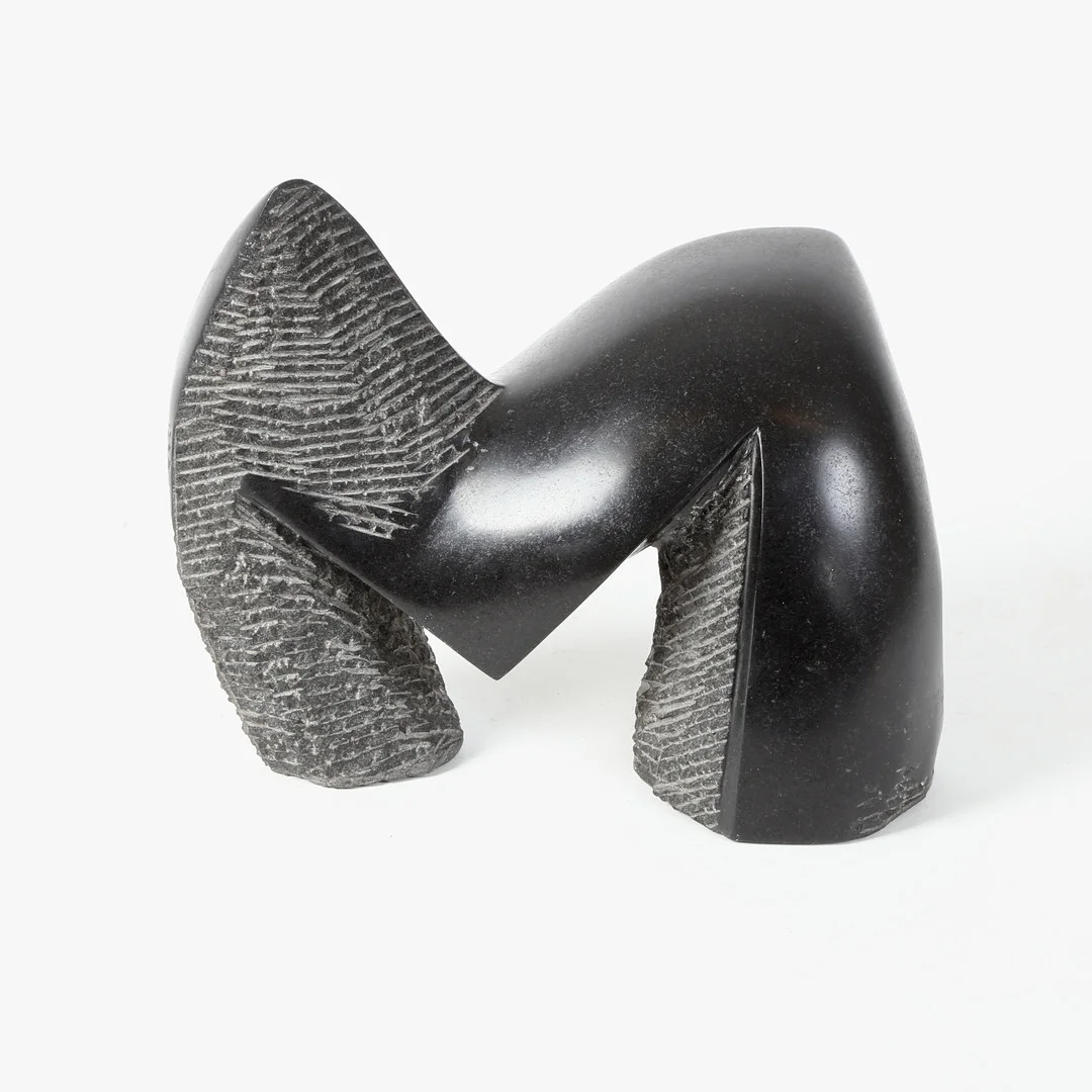 UBEKENDT BILLEDHUGGER. Abstrakt skulptur af granit. — Sculptures & Bronzes — Bidstrup Auktioner