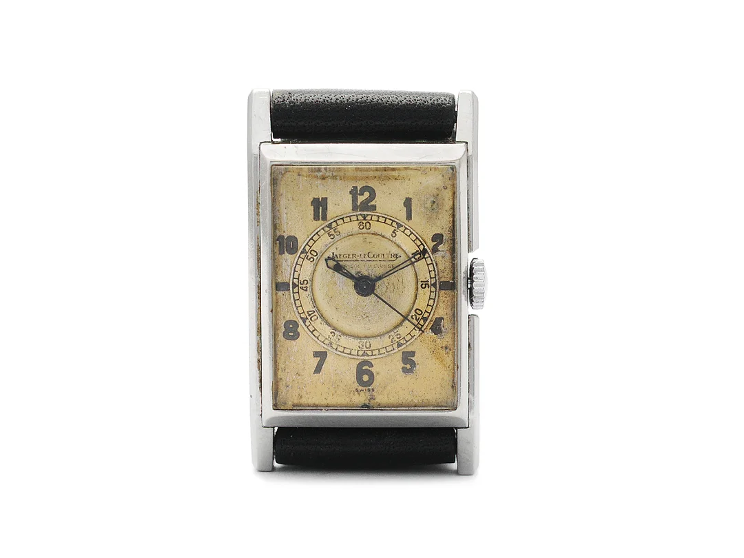 JAEGER-LE COULTRE, "Fabriqué en Suisse", herrur, 22,5 x 28 (37,5) mm, Cal 437, Serie nr. 131151, Boett nr. 78173, stål, manuell, plexiglas, skadad urtavla (3/10), formverk, läderband, ca 1941. — Klockor/Jaeger-Le Coultre — Kaplans