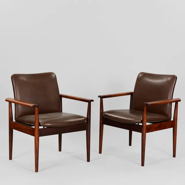 FINN JUHL. Et par "Diplomat" armstole, stel af palisander, sæde og ryg betrukket med læder, fremstillet hos CADO, mærket under bund. 1960erne (2).