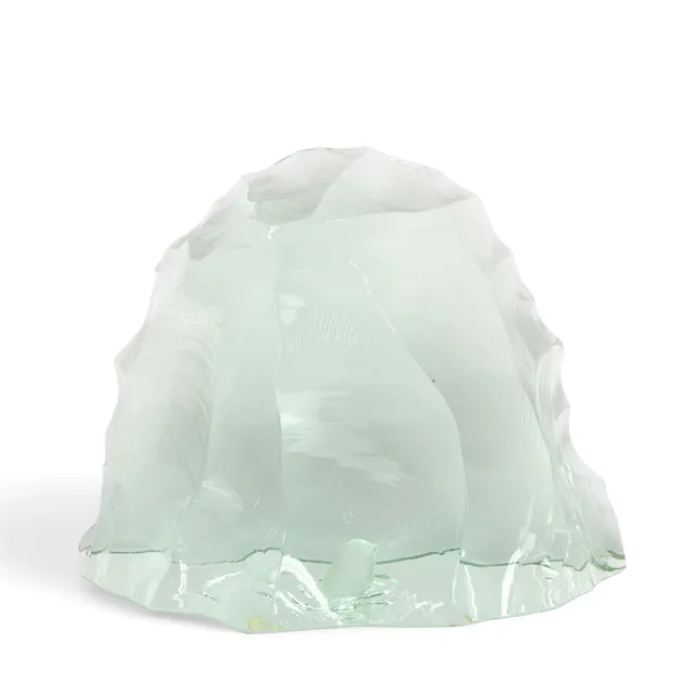 VICKE LINDSTRAND. Glasskulptur, grönskimrande glasblock med säl, signerad, Kosta.