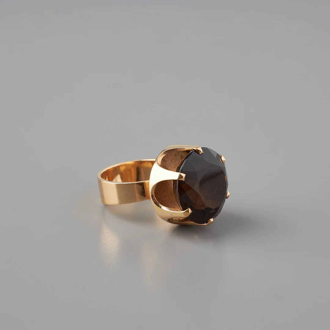 ELIS KAUPPI. RING, fasettslipad rökkvarts, 14K guld. Kupittaan Kulta, Åbo 1966. — Rings — Stockholms Auktionsverk Helsinki