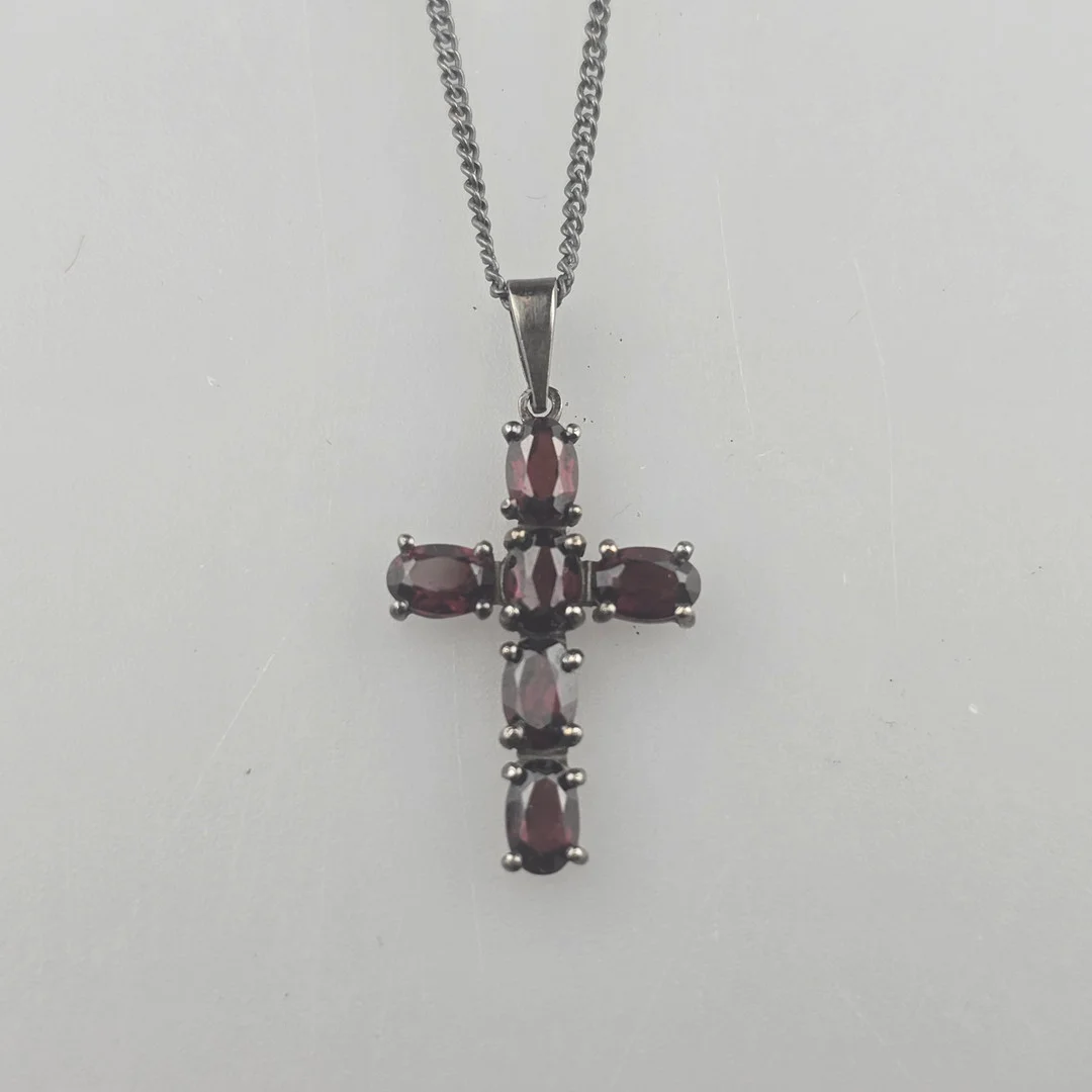 - Kreuzanhänger mit Kette - besetzt mit 6 oval geschliffenen Granatsteinen. — Necklace — Auktionshaus Blank