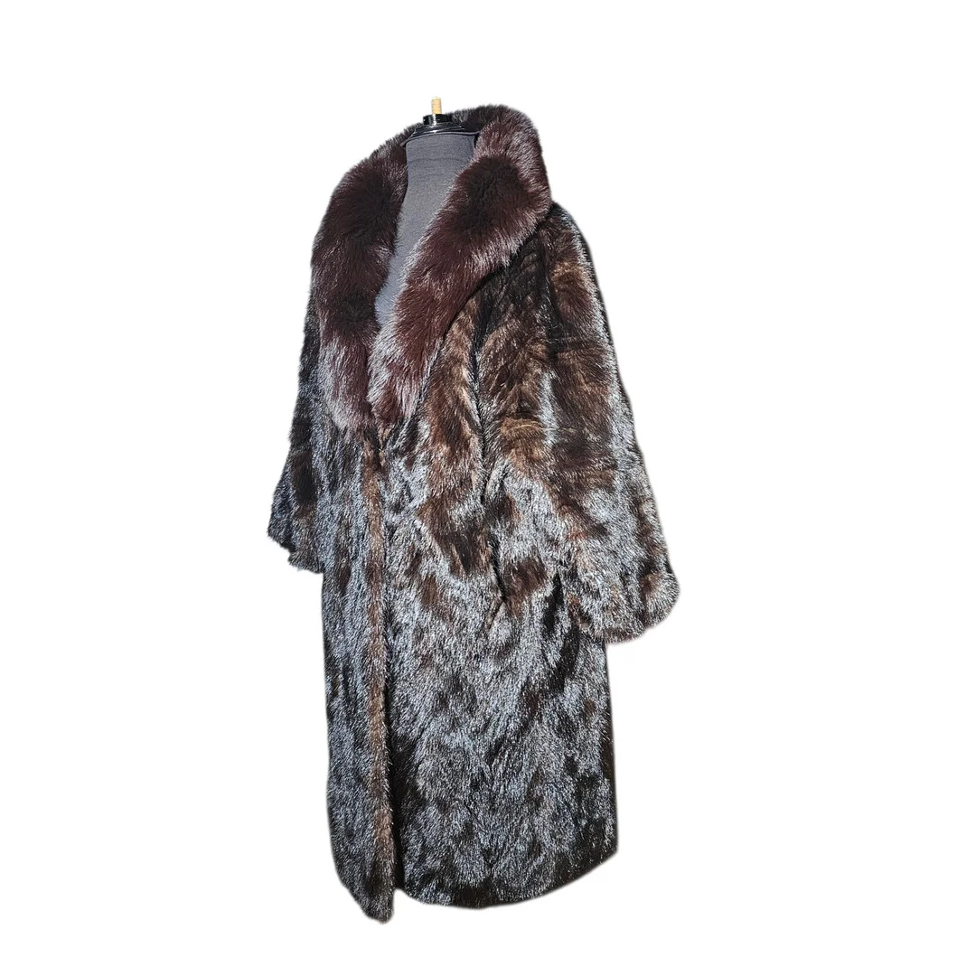 Abrigo de visón tejido en espiga en color marrón oscuro. Cuello de zorro al tono. Talla 42. — Vintage & Designer Fashion — Arce Auctions