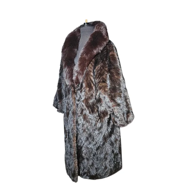 Abrigo de visón tejido en espiga en color marrón oscuro. Cuello de zorro al tono. Talla 42.
