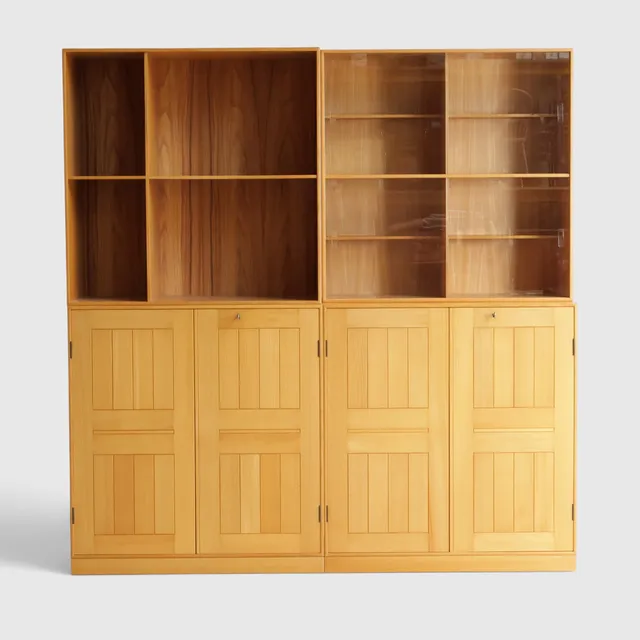 MOGENS KOCH (F. FREDERIKSBERG 1898, D. KØBENHAVN 1992). Reolvæg af massiv elm. Udført og mærket hos Rud. Rasmussens Snedkerier, Danmark (4+2).
