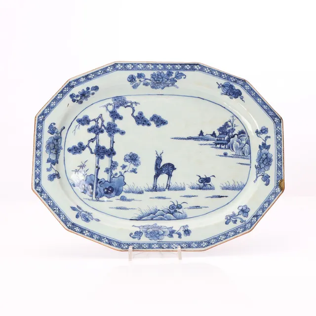 STEKFAT. Porslin med blåvit dekor. Kina, 1700-tal.
