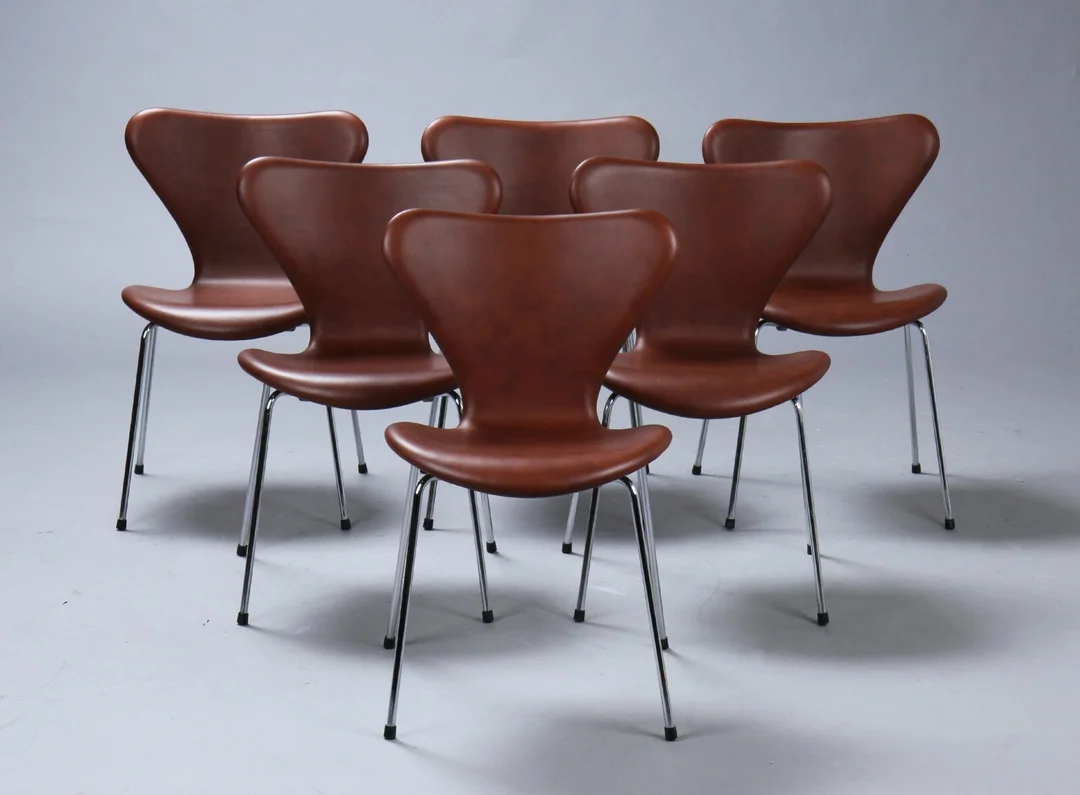Arne Jacobsen, Set of six Seven chairs, model 3107. 'Brandy' aniline leather — Furniture/Chairs — Lauritz