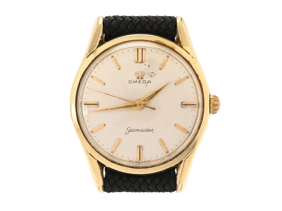 OMEGA, Seamaster, Cal 284, Serie nr. 16948520, Ref nr. KO 2938, Boett nr. 2938-2 SC (HF), herrur, 36 mm, guld på stål, manuell, plexiglas, skadad urtavla, perlonband, ca 1958. — Klockor/Omega — Kaplans