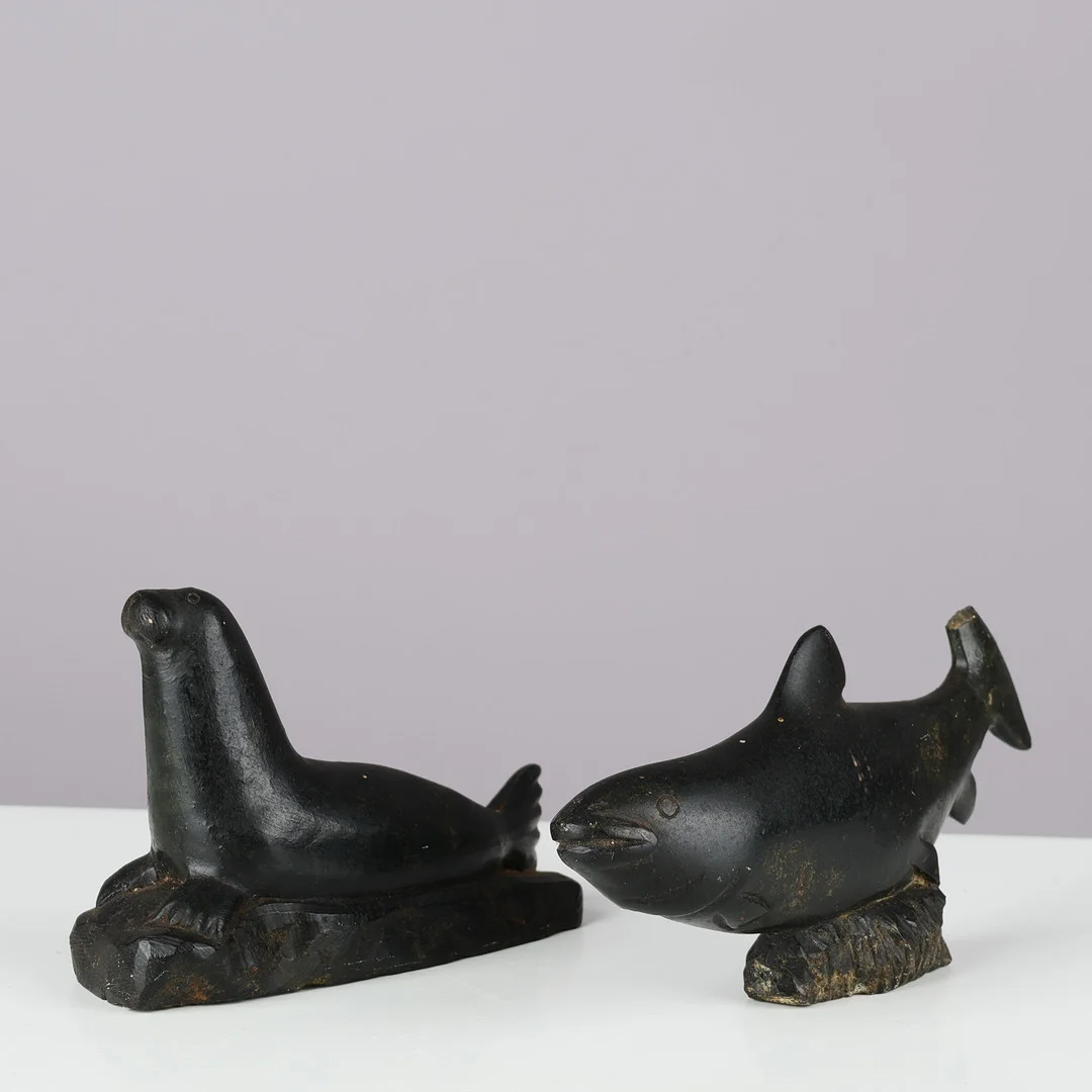 UBEKENDT KUNSTNER. To skulpturer af sort sten med motiver af sæl og fisk, Grønland, 1900-tallet, (2). — Sculptures & Bronzes — Palsgaard Kunstauktioner