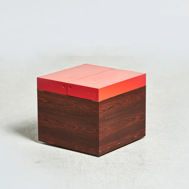 GUNNAR MYRSTRAND. SOFA TABLE, "Roller bar" alt. "Cubical bar", 1960s / 70s, for Källemo, jacaranda, with compartment and drawer insert on the inside, cover in orange / red lacquered HDF, on pulleys.