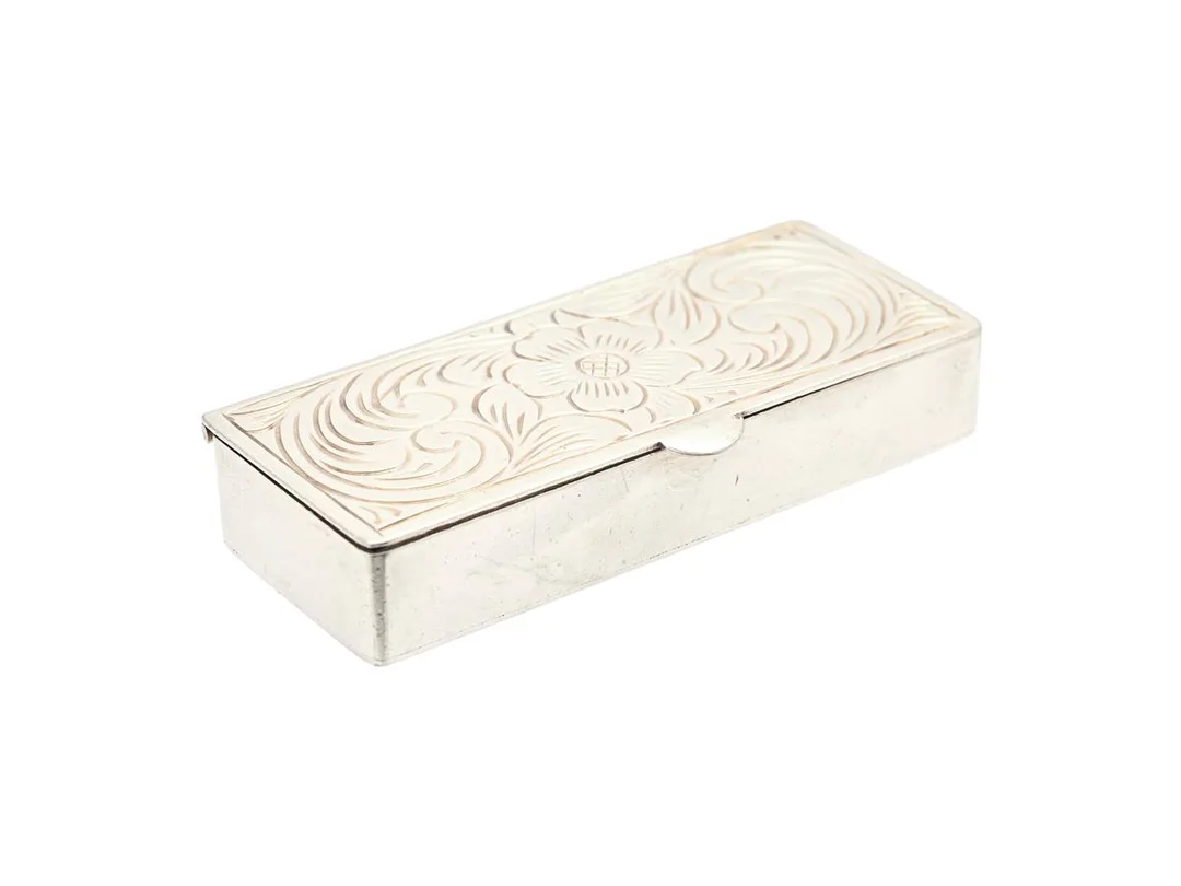 DOSA, sterlingsilver, blomdekor, mått 4,8 cm x 2 cm x 0,9 cm, vikt ca 19,2 g. — Silver/Dosa — Kaplans