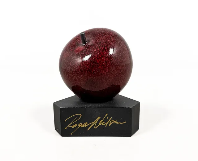 ROGER NILSSON. SKULPTUR, "Äpple", glaserad keramik, signerad.