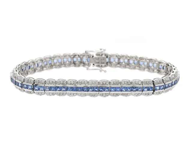 ARMBAND, 8K vitguld, 79 prinsesslipade safirer ca 6,50 ctv, 236 briljantslipade diamanter ca 1,18 ctv, ca TW-Ca/P, längd 18 cm, vikt 15,6 g, svaga fattningar, enstaka safirer har nagg, flera diamanter har skador och nagg.
