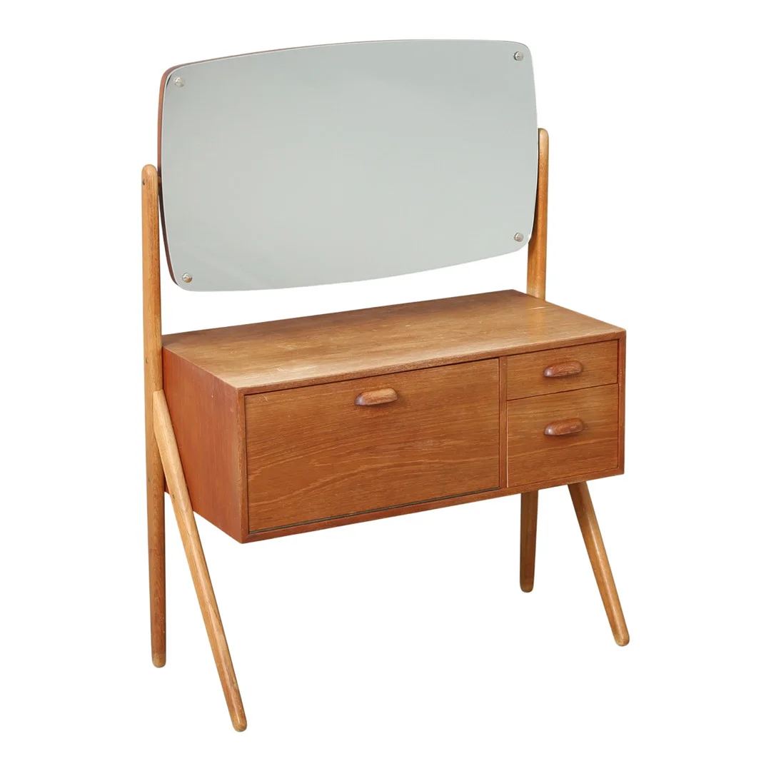 ØLHOLM MØBELFABRIK. Entrémøbel / sminkebord af teak og eg, 1950'erne. — Other — Bidstrup Auktioner