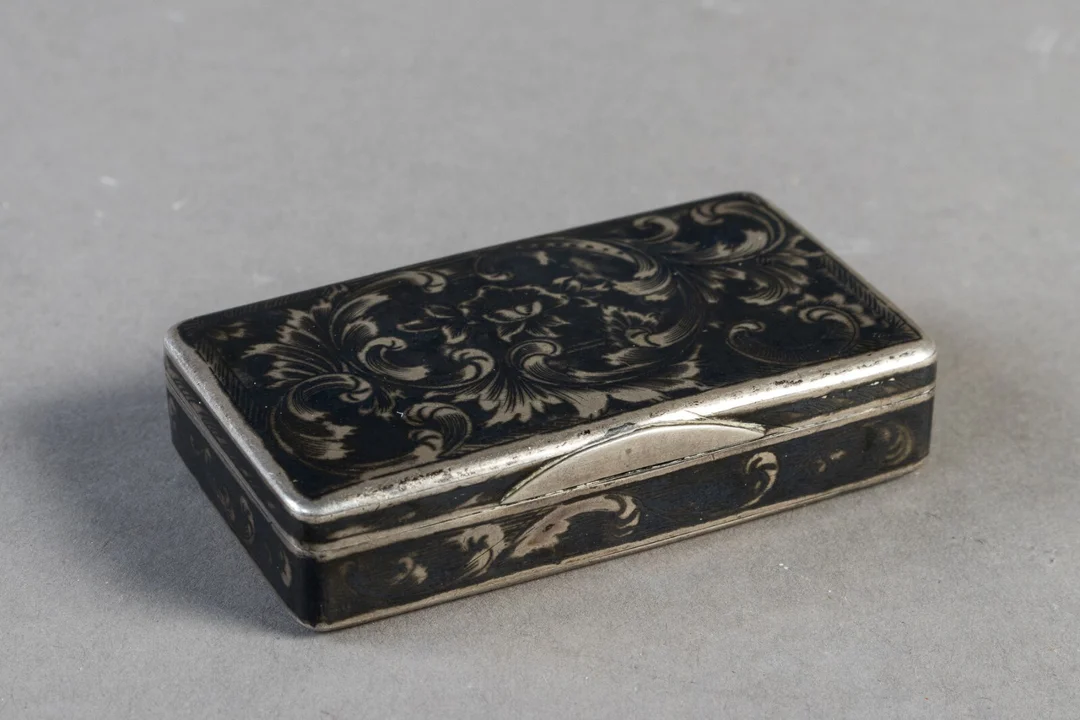 Russisk sølvæske med niello — Silver, bronze, copper and pewter/Hollowware — Lauritz
