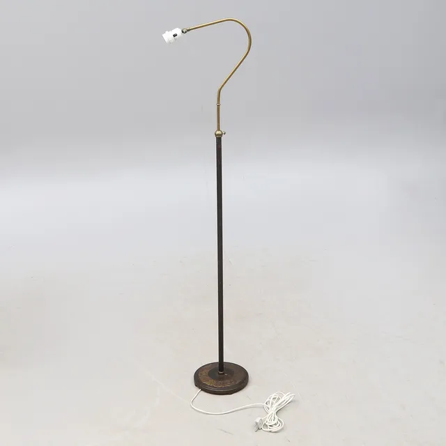 GOLVLAMPA, höj- och sänkbar, svängbar mässingsarm, svartlackerad metallfot, stämplad "G 1278".