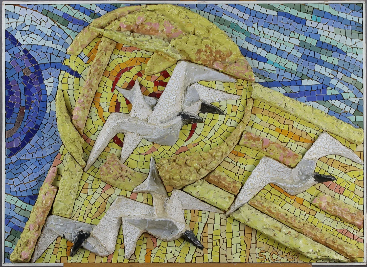STIG CARLSSON (1932-2008). Mosaiktavla med fågelskulpturer, "Måsar", signerad à tergo, Nyhamnsläge. — Sculptures & Bronzes — Höganäs Auktionsverk
