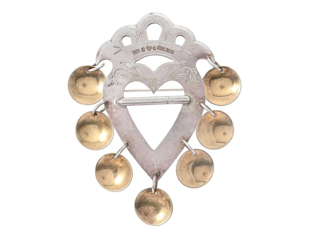 BROSCH/DRÄKTSMYCKE, sterlingsilver, nål i vitmetall, längd ca 7,5 cm, vikt 17,4 g. — Smycken/Brosch — Kaplans