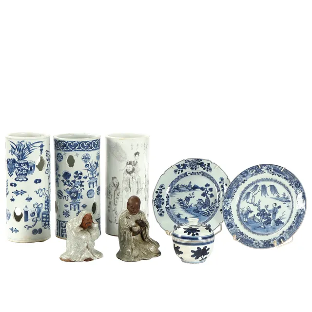 Collection of oriental / Chinese plates, hat stands, etc. 19th / 20th century.