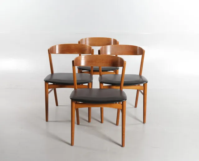 DANSK MØBELDESIGN. Sæt på fire spisestole med kopstykker af teak, stel af massiv bøg, sæder betrukket med sort skai, 1960'erne.