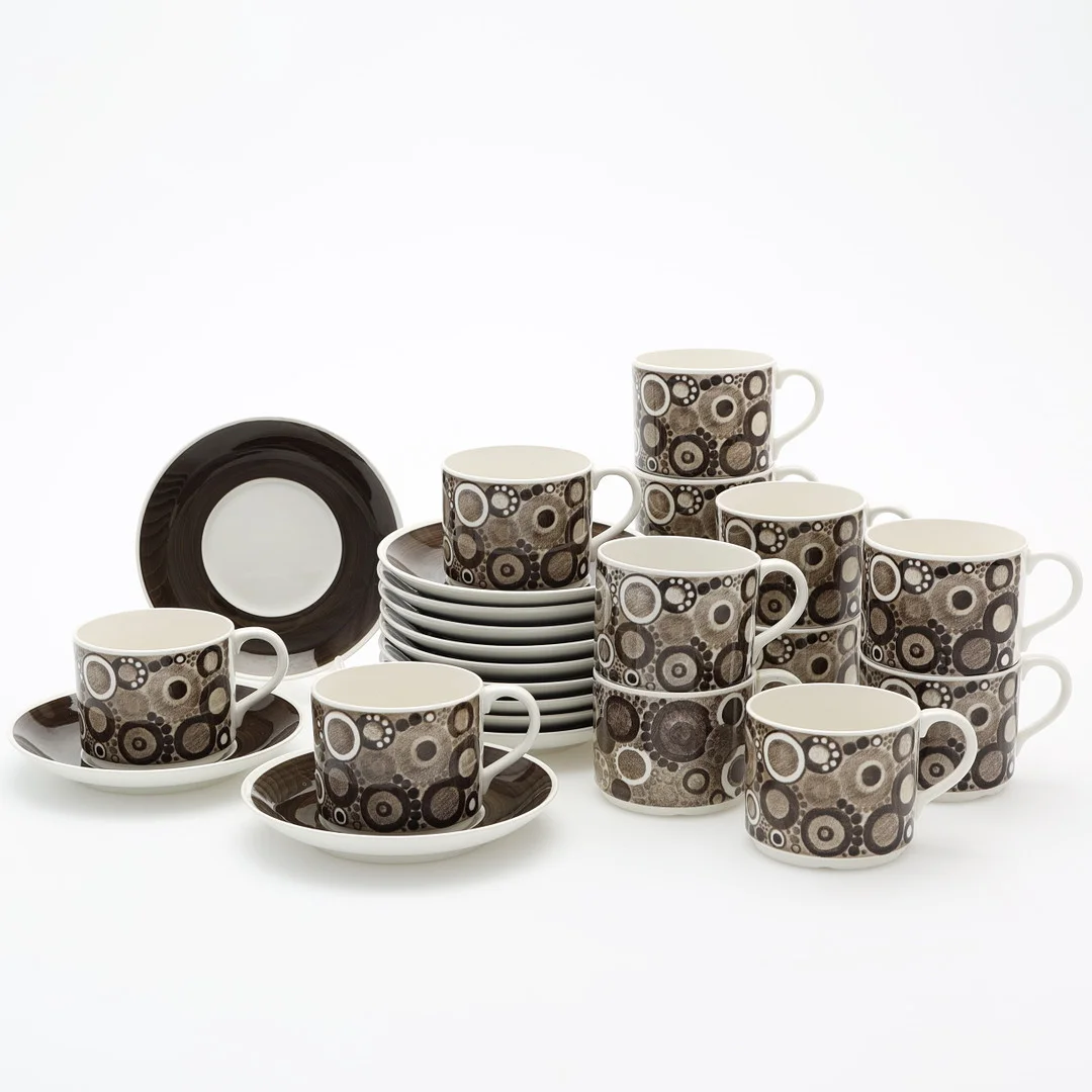 CHRISTINA CAMPBELL. "Pi", 24 delar, kaffekoppar med fat, porslin, Rörstrand, 1960-tal, dekor i brungrått. — Tableware — Auktionsmagasinet Vänersborg
