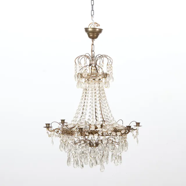 LJUSKRONA MED PRISMOR. Mässingsstomme med glasprismor. Empirestil, 1900-tal.